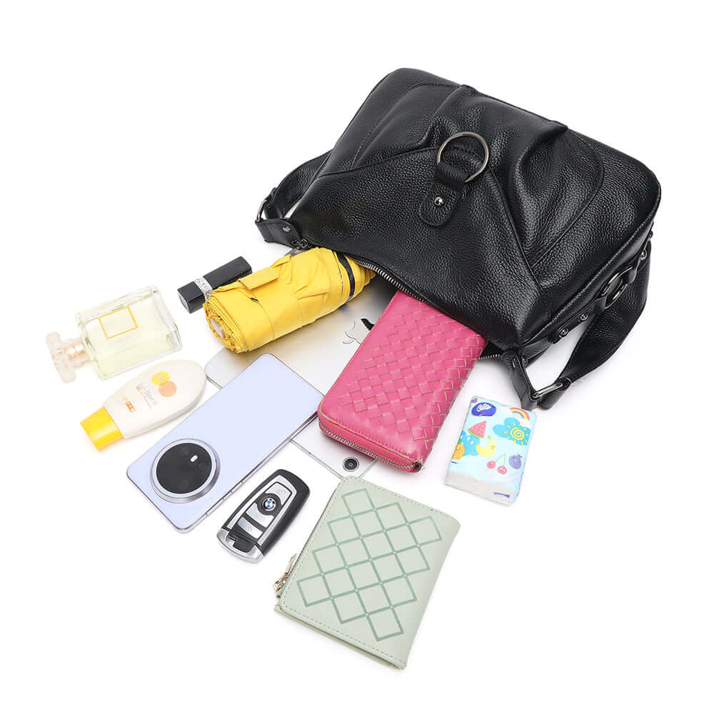 Capacity display of the black leather bag.