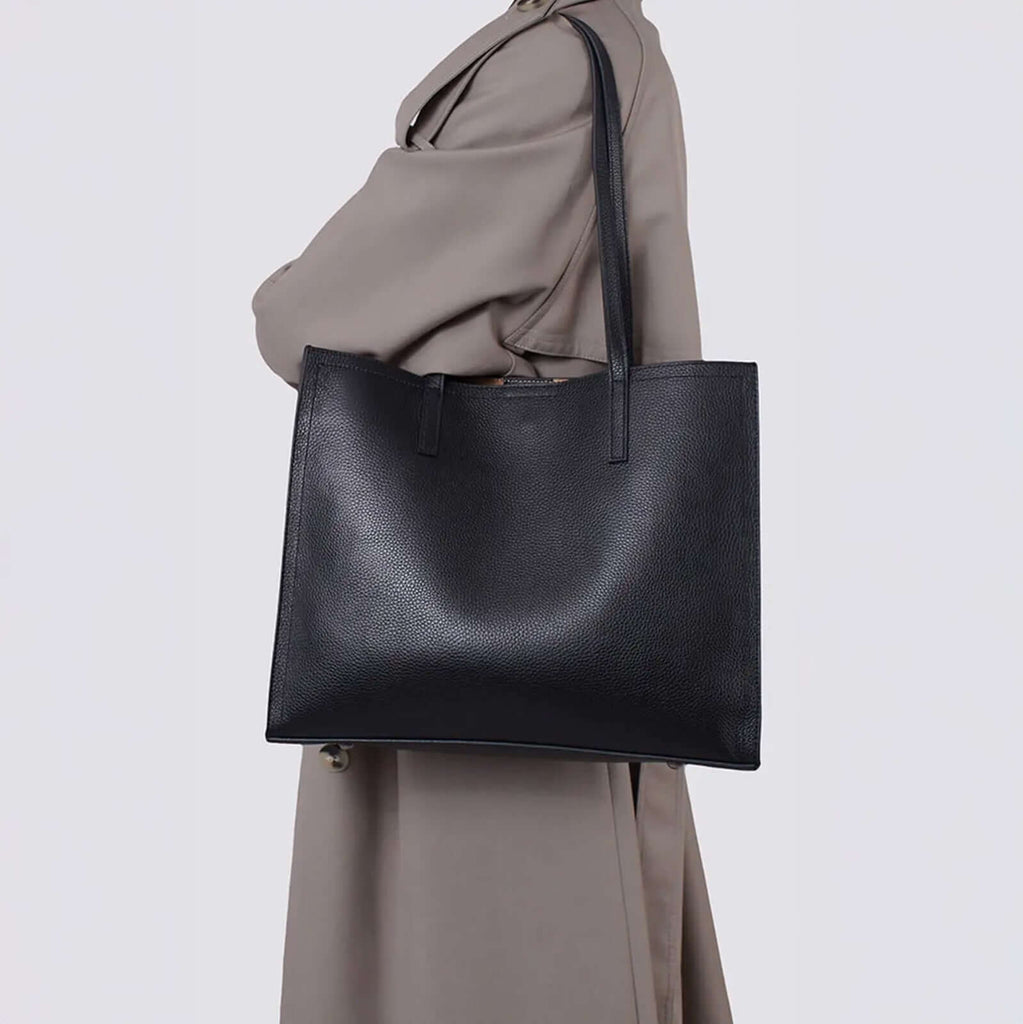 Side view on model with tote