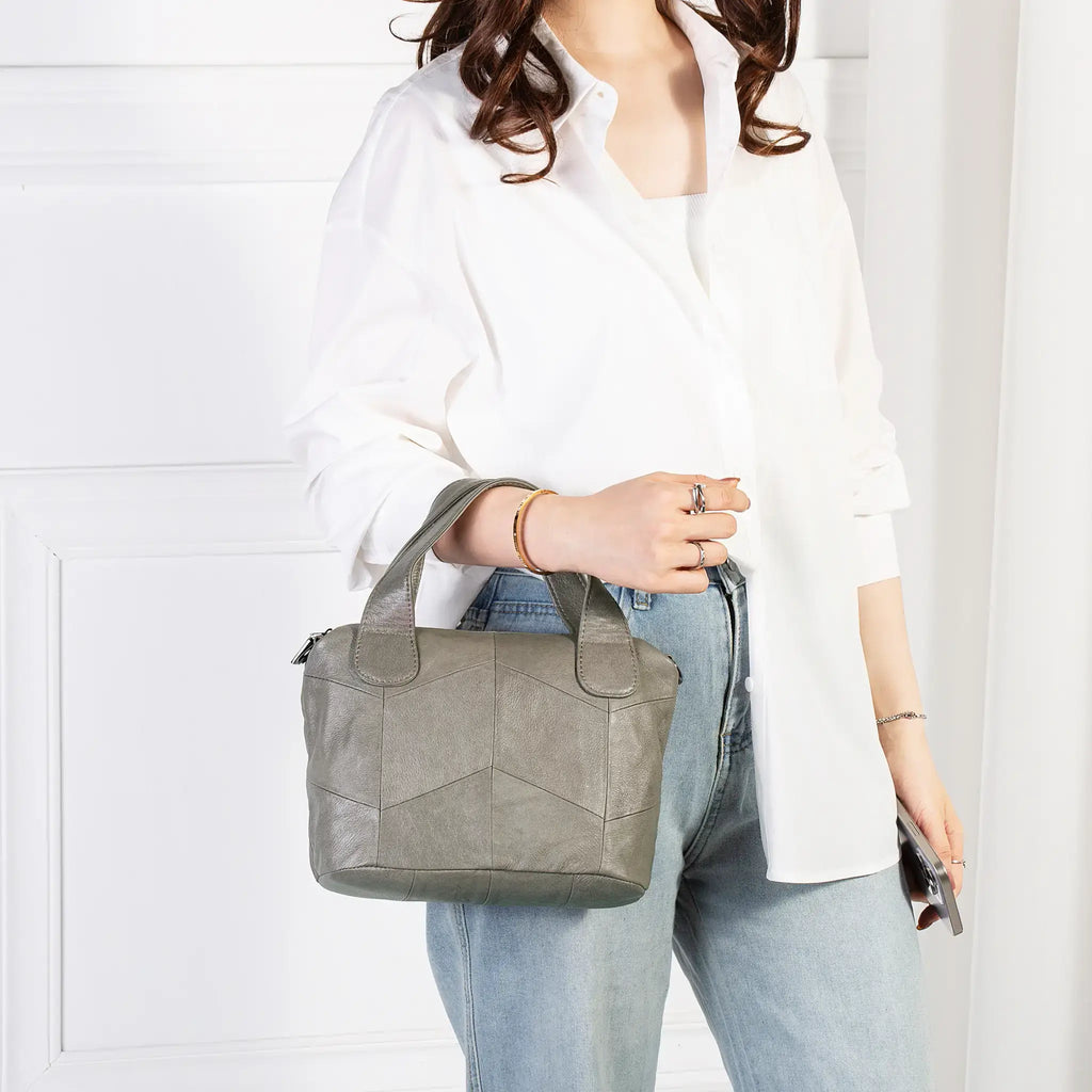Everyday handbag for women in leather