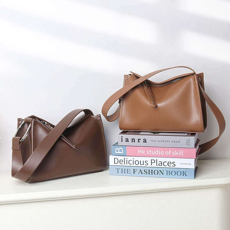 Minimalist leather shoulder bag for women, ideal for everyday use.

