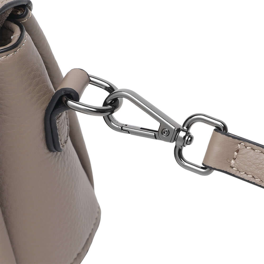 Leather bag hardware details