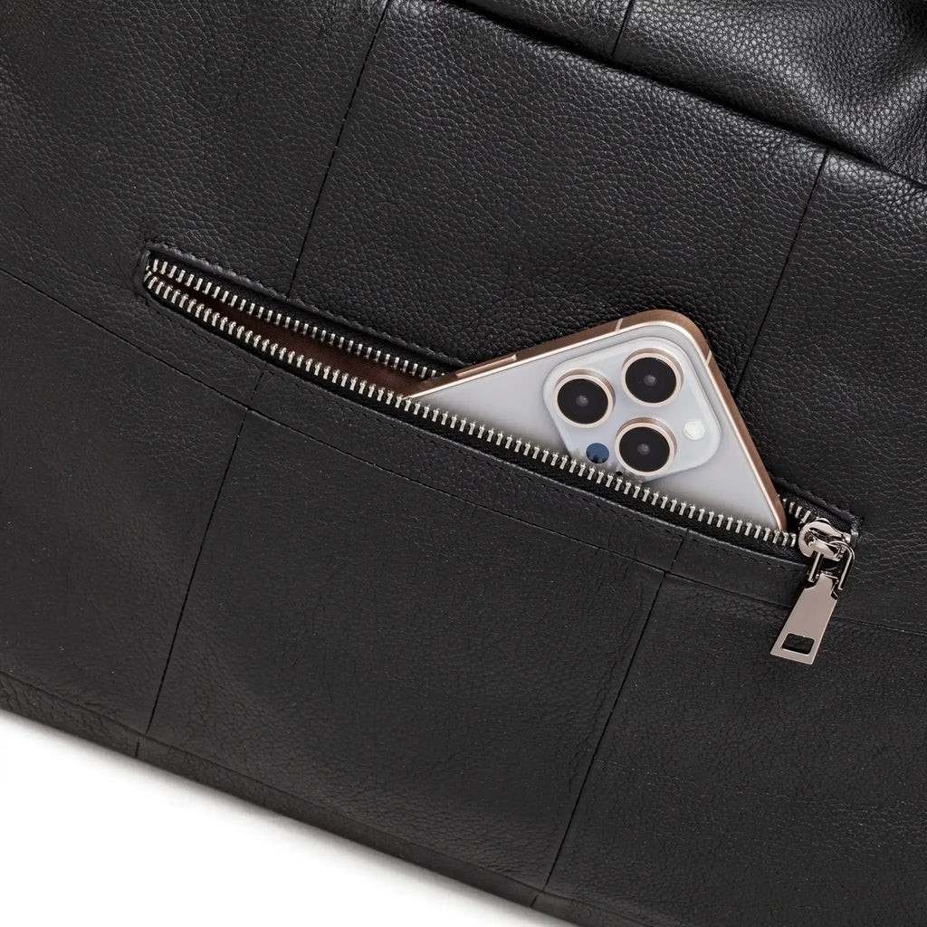 High-quality zipper detail on leather handbag