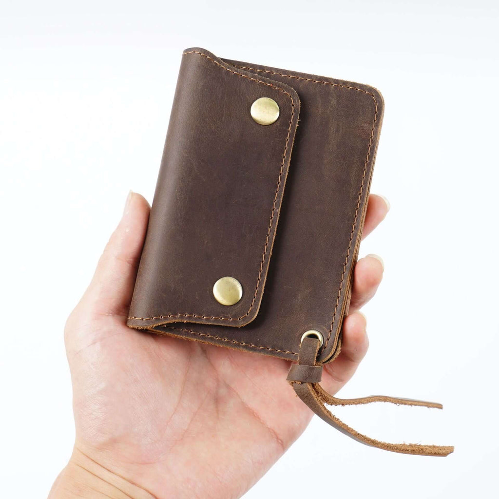 Vintage brown leather card wallet ideal for men and women.