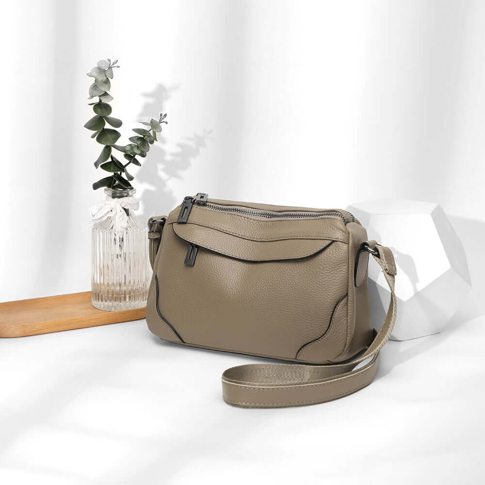 Lightweight leather bag suitable for daily wear