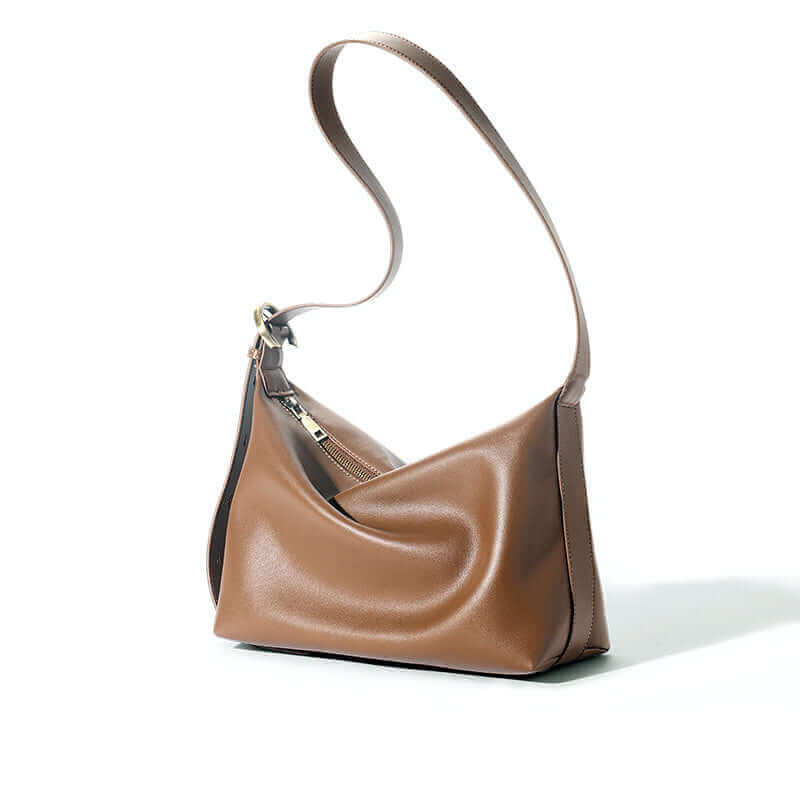 Minimalist leather shoulder bag ideal for various occasions.

