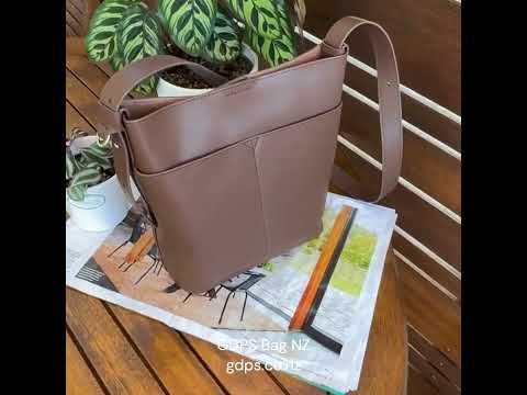 Minimalist leather bucket bag perfect for everyday use in NZ.