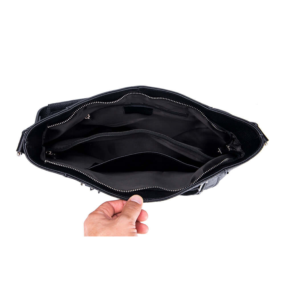 Internal structure of the women's black genuine leather shoulder bag.