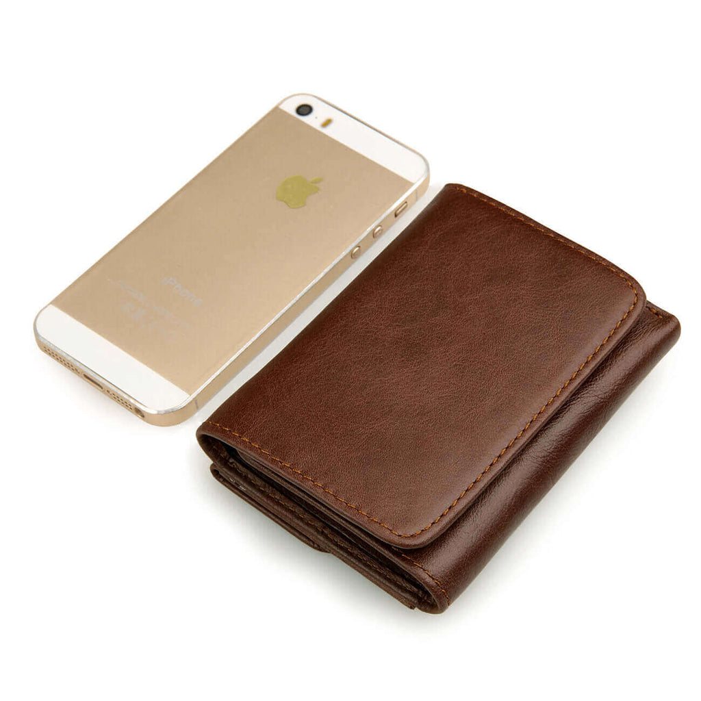 Comparison of genuine leather wallet and mobile phone size.