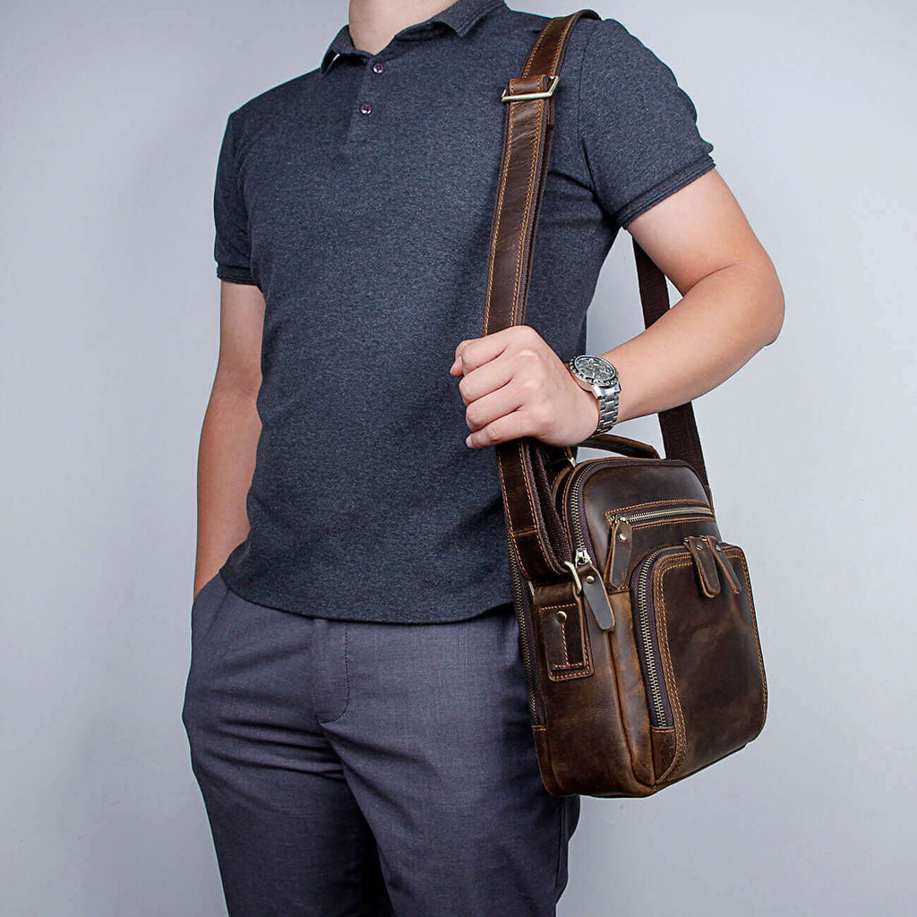 Stylish men’s leather crossbody bag with elegant design.