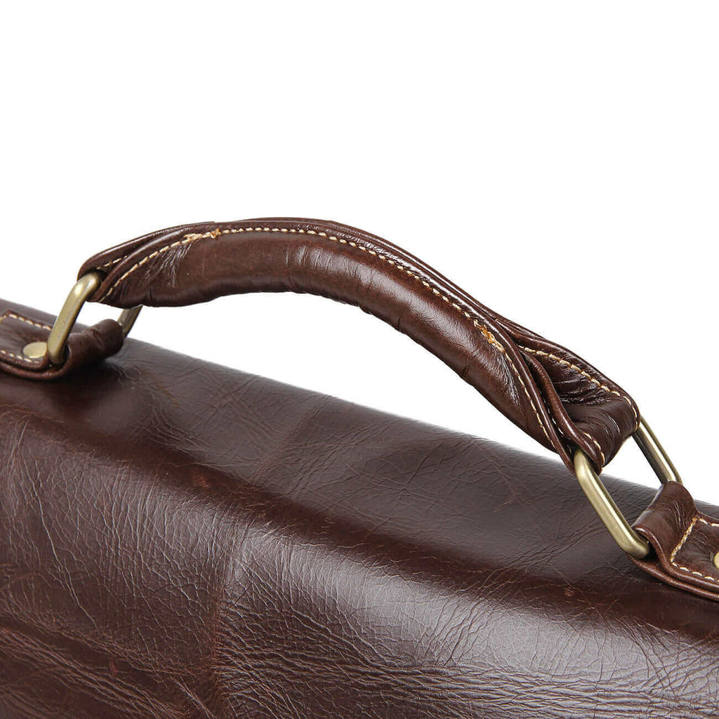 Detailed display of the genuine leather briefcase.