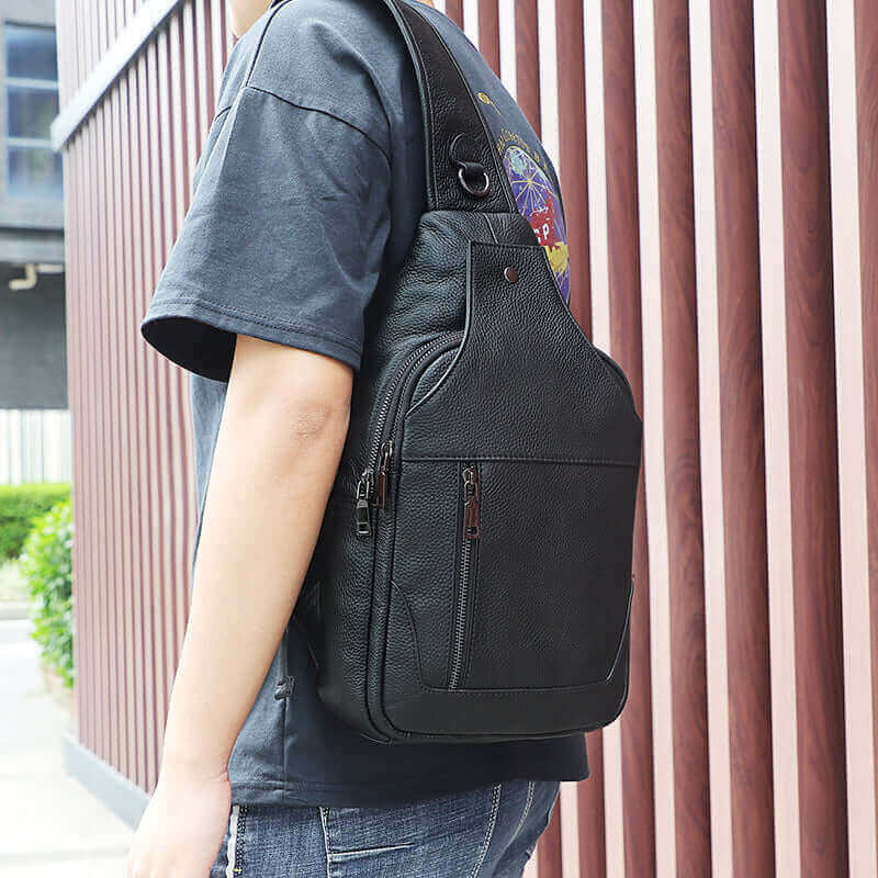 Versatile leather crossbody bag for single shoulder or crossbody wear.